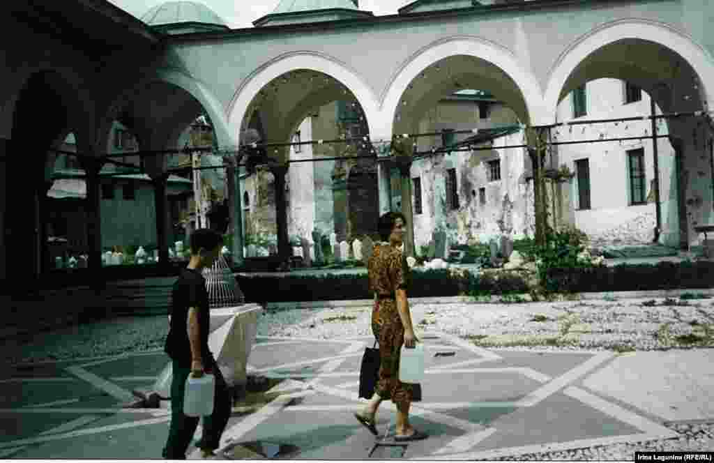 Отдельной проблемой в осажденном Сараево была вода. Оказалось, без электричества еще можно выжить, а вот без воды - нет. К лету 1993-го запасы полностью истощились. Люди начали брать воду из реки под прицелом снайперов.