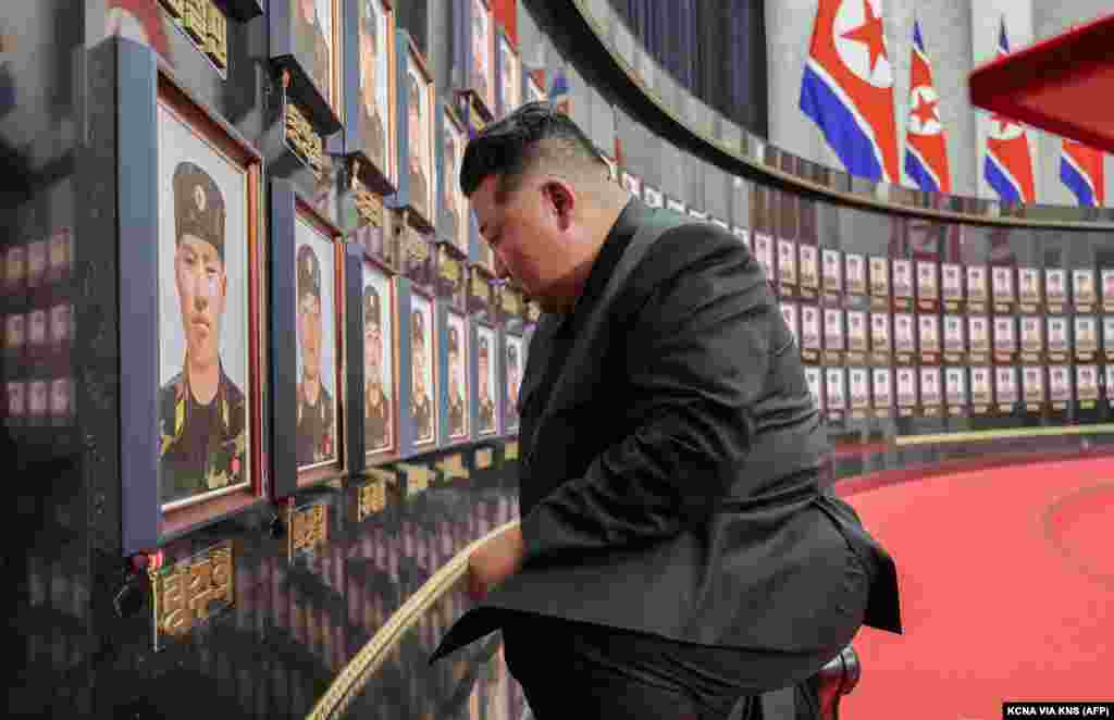 Лидер КНДР Ким Чен Ын в августе этого года у мемориальной стены в Пхеньяне, на которой размещены фотографии 101 солдата, погибшего в боях в Курской области. Всего, по данным разведслужб Южной Кореи, режим Ким Чен Ына потерял убитыми на этой войне войне около 2 тысяч человек.