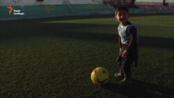 Пакет замість футболки. Афганський хлопчик мріє про зустріч із Мессі Пакет замість футболки. Афганський хлопчик мріє про зустріч із Мессі