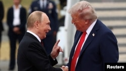 Predsednici Rusije i SAD, Vladimir Putin i Donald Tramp, rukuju se pred razgovore na Aljasci 15. avgusta 2025.