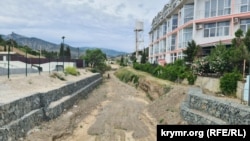 Пересохшая река Кутлак в районе пляжа села Веселое Судакского округа. Крым, июнь 2025 года