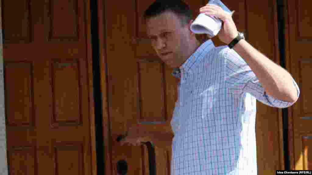 Алексей Навальный взял с собой листовки "Доброй машины правды" для сотрудников Следственного комитета. 