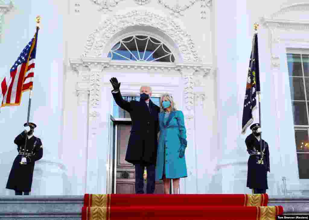 Президент США Джо Байден машет рукой первой леди Джилл Байден у Северного портика Белого дома после инаугурации 20 января 2021 года 
