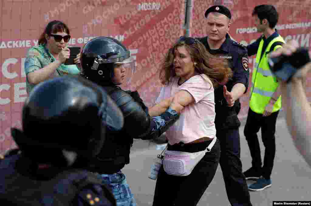 მოგვიანებით დაკავებების ეპიცენტრმა გადაინაცვლა მეტრო &bdquo;ტეატრალნაიასთან&ldquo; (Метро Театральная) და არბატზე