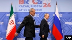 Rusiya prezidenti Vladimir Putin Kazanda BRICS sammiti çərçivəsində iranlı həmkarı Məsud Pezeşkianla görüşür.