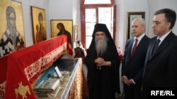 Mitropolit SPC u Crnoj Gori Amfilohije i predsjednici Srbije i Crne Gore Boris Tadić i Filip Vujanović u manastiru na Cetinju, 8. jula 2010, foto: Savo Prelević