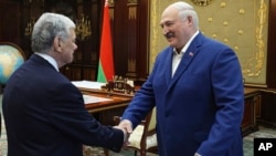 ბელარუსის პრეზიდენტის პრესსამსახურის მიერ გამოქვეყნებულ ამ ფოტოზე, ალიაქსანდრ ლუკაშენკა (მარჯვნივ) და აშშ-ის პრეზიდენტის წარმომადგენელი ჯონ კოული ხელს ართმევენ ერთმანეთს მინსკში. 2025 წლის 11 სექტემბერი