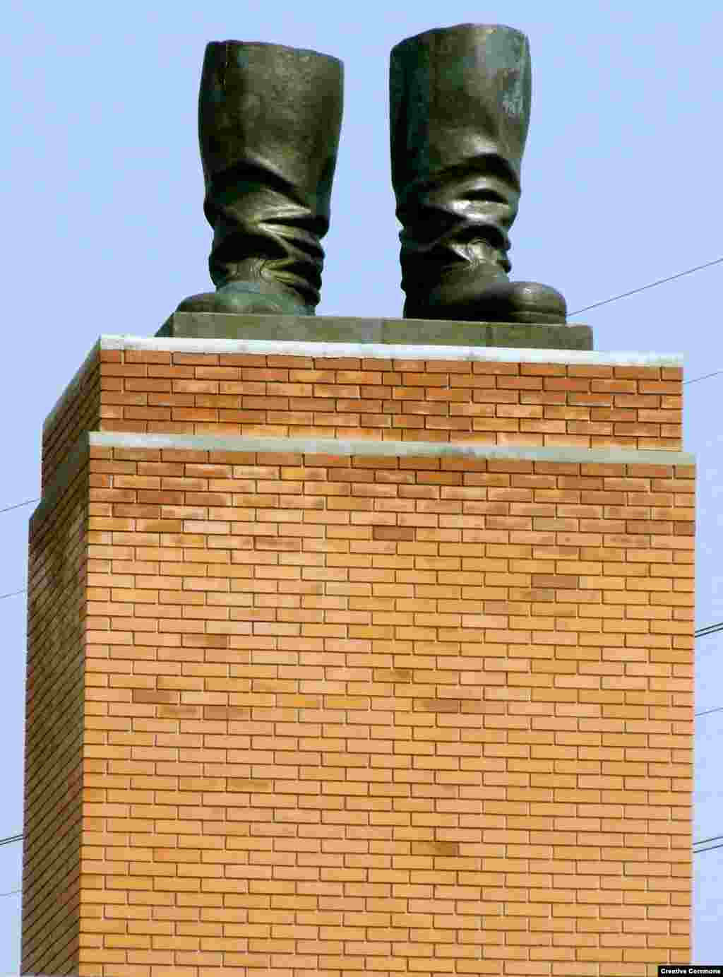 Угорщина – «Чоботи Сталіна» недалеко від Будапешта. Залишки пам’ятника, який був знесений у 1956 році під час угорського повстання.