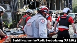 უკრაინის საგანგებო სიტუაციების სამსახურის წარმომადგენლებს საკაცით მიჰყავთ კიევზე რუსეთის მასირებული შეტევისას დაჭრილი. 2025 წლის 17 ივნისი