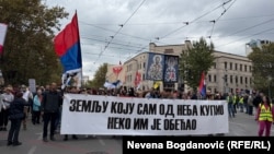 Učesnici protesta nose transparent na kojem je ispisan stih pesme Kosovo Polje Matije Bećkovića, književnika i akademika poznatog po desno orijentisanim stavovima, Beograd, 11. oktobar 2025.