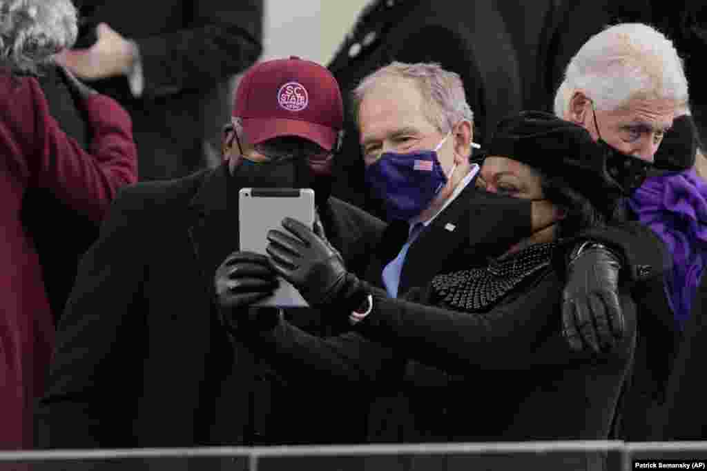 Bivši američki predsednik George Bush pravi selfi uoči inauguracije
