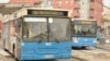 Gradski autobusi u Novom Sadu sa ćiriličnim natpisima.