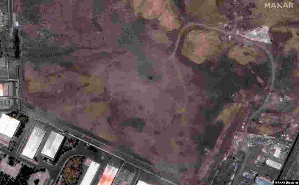 ნათანზის გამდიდრების ობიექტი 15 ივნისს თანამგზავრულ ფოტოზე. 22 ივნისს გადაღებულ ფოტოზე აშშ-ის დარტყმების შედეგად წარმოქმნილი კრატერი ჩანს.