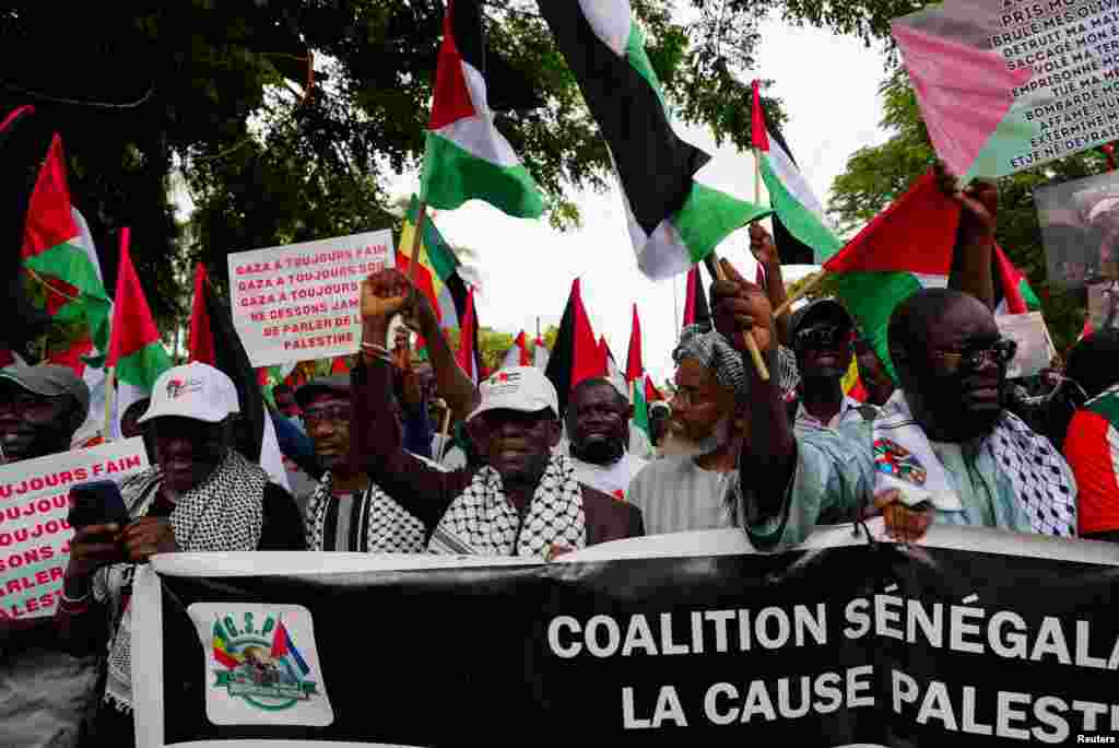 Ljudi učestvuju u protestu solidarnosti s Palestincima i Gazom, koji je organizirala grupa civilnog društva, u Dakaru, Senegal, 24. avgusta 2025.