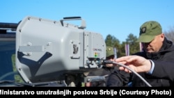 Ministar policije Ivica Dačić demonstrirao je upotrebu akustičnog uređaja dugog dometa (LRAD) tipa 450XL i 100X, poznatog i kao "zvučni top", Beograd, 19. marta 2025.