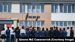 Ученики 2-й школы Самагалтая на открытии очередной мемориальной доски в 2024 году. Сейчас таких досок пять