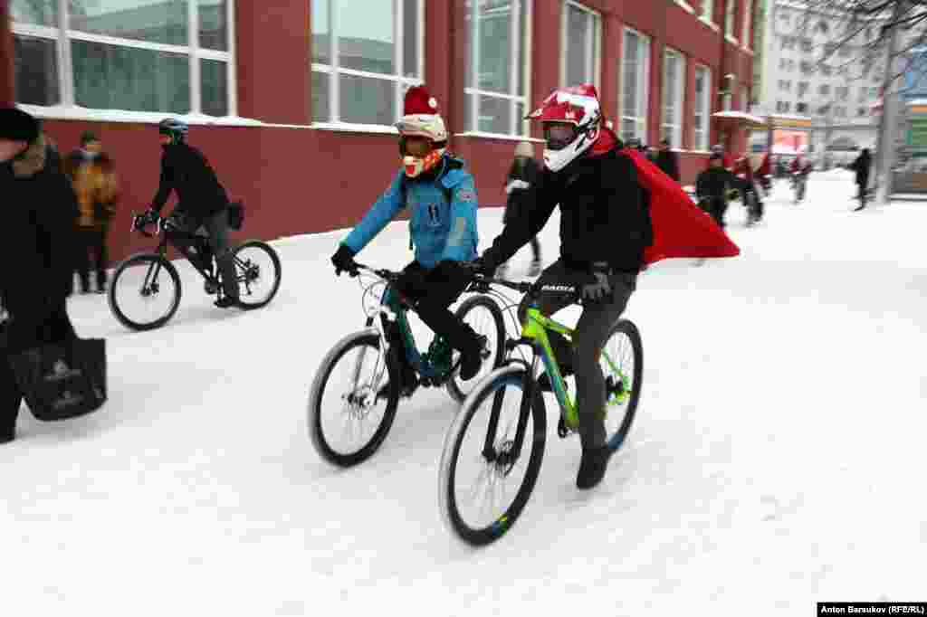 Журналисты поставили эксперимент. Одновременно со стартом велосипедистов они отправились на соседнюю остановку общественного транспорта. В результате дистанцию 3,5 километра по главной городской улице участники акции преодолели быстрее, чем пассажира автобуса.