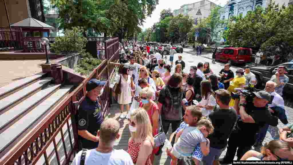 Не меньше людей перед посольством Беларуси в Киеве, километровая очередь стоит и перед посольством в Москве   