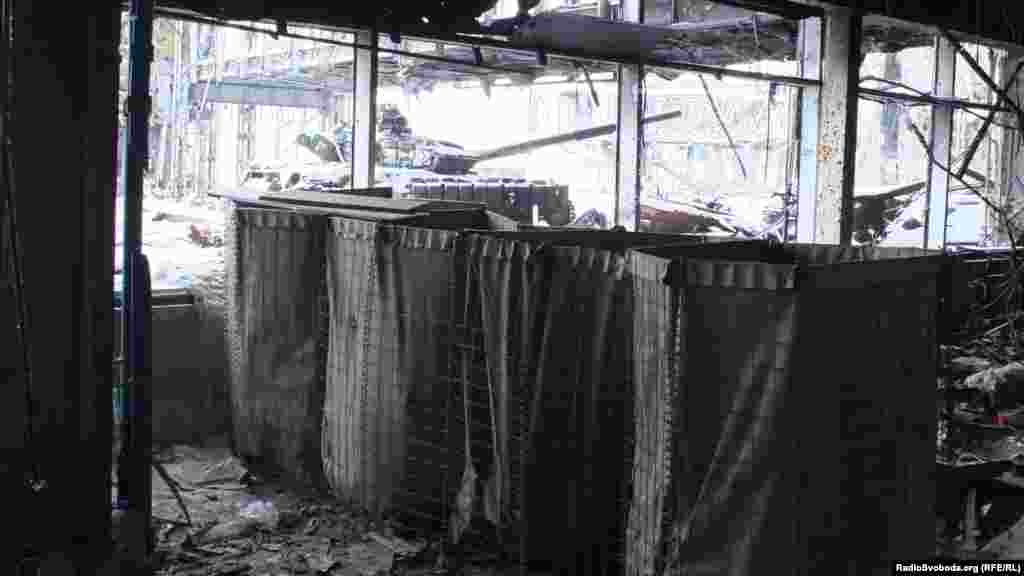 Знищений танк перед «новим» терміналом