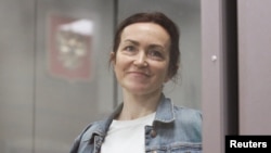 „ალსუ მიზანში ამოიღეს იმიტომ, რომ არის ამერიკელი ჟურნალისტი, რომელიც უბრალოდ შეეცადა რუსეთში მყოფი ოჯახის წევრისთვის მოევლო“, - განაცხადა რადიო თავისუფლება/რადიო თავისუფალი ევროპის პრეზიდენტმა სტივენ კაპუსმა. 