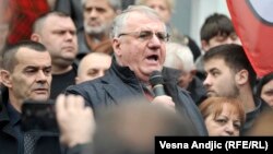 Vjerica Radeta, jedna od optuženih za nepoštovanje Haškog tribunala, na skupu pored Vojislava Šešelja