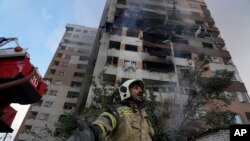 Vatrogasci gase požar na zgradi nakon izraelskih napada u Teheranu, 13. juna 2025.