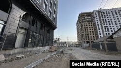 Ошто жаңы салынып жаткан көп кабаттуу үйдүн алдындагы муниципалдык жол.