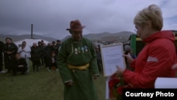 Сенатор от Тывы Дина Оюн вручает победителям грамоты "за сохранение традиций сарлыководства"