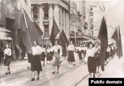 Женщины-коммунистки маршируют на 1 мая в Сиднее (Австралия), 1920-е годы