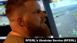 Ukrajinski vojnik posmatra ekrane koji prenose slike sa dron kamera s ruskih položaja koji mogu biti ciljani artiljerijom.