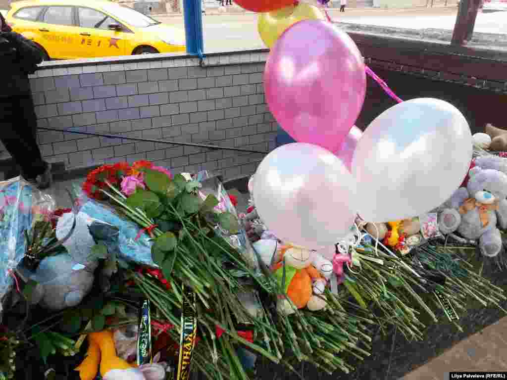У станции метро "Октябрьское поле", где была задержана няня, убившая 4-летнюю девочку, возник стихийный мемориал, люди приносят цветы, игрушки и воздушные шарики 