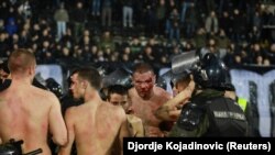 Policija privodi izgrednike na utakmici Partizan-Crvena zvezda, Beograd, 13. decembar 2017.