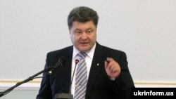 Міністр закордонних справ України Петро Порошенко під час виступу перед участниками Дев'ятої наради керівників закордонних дипломатичних установ України у Києві, 13 жовтня 2009 р.