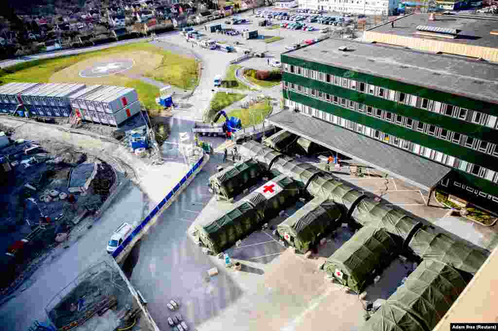 Montažna bolnica u Geteborgu podignuta je kako bi se povećao kapacitet bolničkih kreveta za pacijente obolele od korona virusa. Švedska ima populaciju od 10 miliona ljud i više od tri hiljade potvrđenih slučajeva korona virusa, od čega je oko devedeset ljudi umrlo. Poređenja radi, susedna Danska, koja ima 5,7 miliona ljudi, a koja je zatvorila škole, većinu radnji i zabranila okupljanja više od deset ljudi, prijavila je oko dve hiljade obolelih i oko 50 umrlih. 