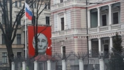 Изображение президента России Владимира Путина в виде скелета на здании напротив российского посольства в Риге, Латвия. Январь 2023 года