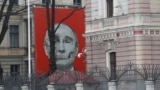 Vlagyimir Putyin orosz elnök csontvázszerű ábrázolása egy épületen, amely a lettországi Rigában található orosz nagykövetségre néz, 2023 januárjában fényképezve