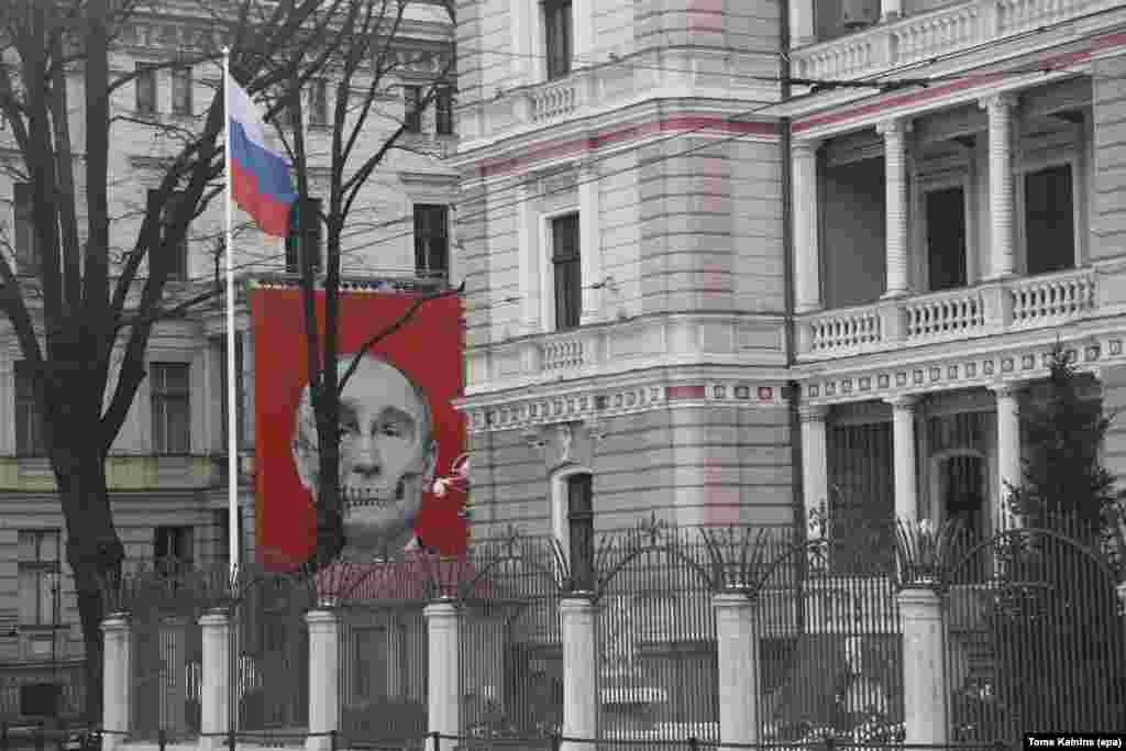 Президент России Владимир Путин в виде черепа - на здании напротив посольства России в Риге, Латвия, сфотографировано в январе 2023 года.