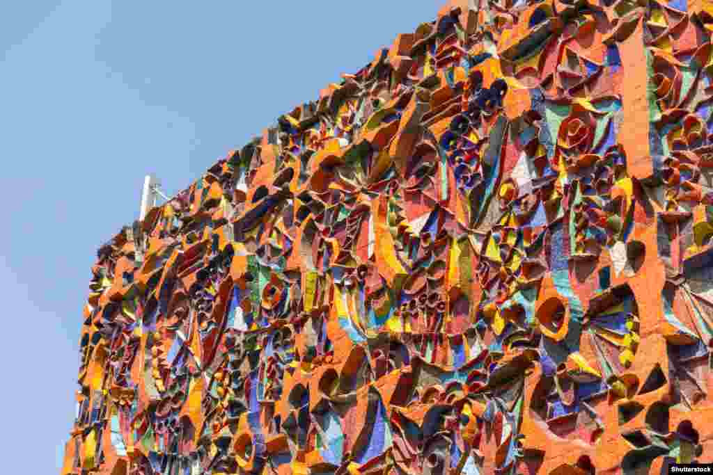 მოზაიკა თბილისის პოლიტიკური განათლების სახლის ფასადზე (1980 წ.)