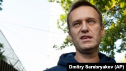 Соратники Олексія Навального вважають, що влада Росії хоче унеможливити фінансування регіональних штабів опозиціонера