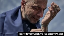 Ihor Titovski nakon puštanja na slobodu i povratka u Ukrajinu u septembru 2024. godine, nakon više od dvije godine provedene u ruskom zarobljeništvu.