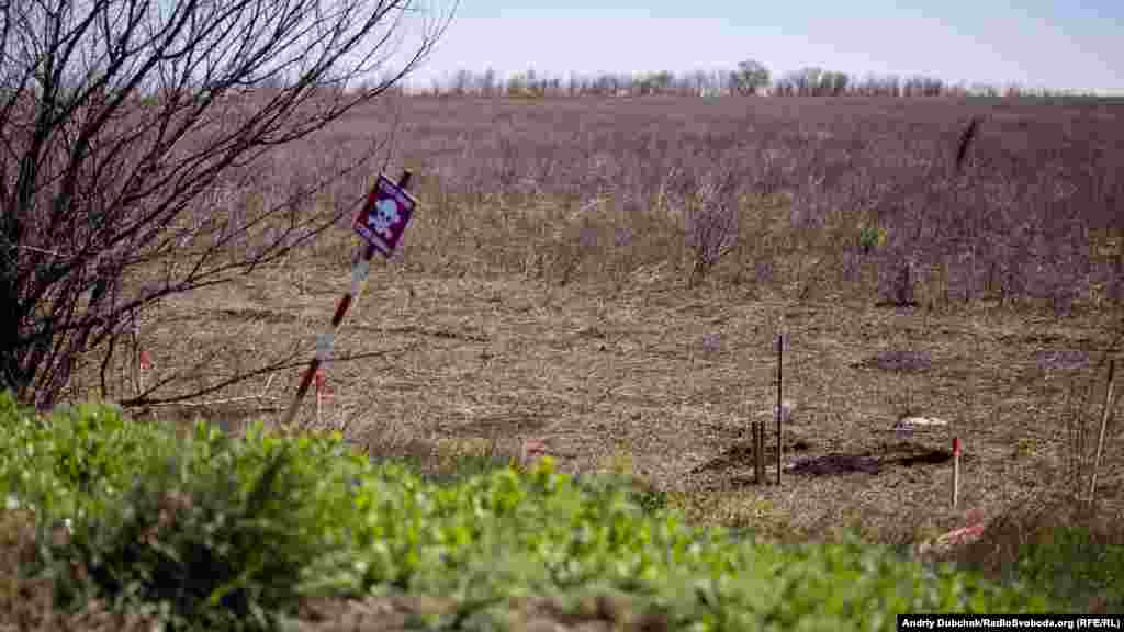 По обеим сторонам дороги села находятся минные поля. Их разминирование продвигается медленно. Те земли, которые освободили от мин, уже засеяны подсолнечником и пшеницей