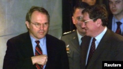 Hill je i nakon Dejtonskog sporazuma nastavio sa angažmanom na Balkanu. Na fotografiji: Specijalni izaslanik Richard Holbrooke i posrednik Christopher Hill u Beogradu 23. marta 1999. godine nakon sastanka sa Miloševićem