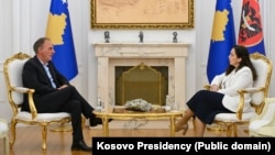 Presidentja e Kosovës, Vjosa Osmani në takim me kryetarin e Nismës Socialdemokrate, Fatmir Limaj.