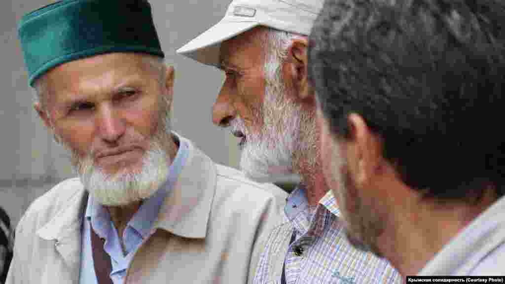 Участники собрания требовали встречи с российским главой Крыма Сергеем Аксеновым