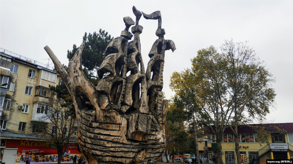 Старое дерево, благодаря мастерству плотника, превратилось в необычную фигуру и стало украшением площади 