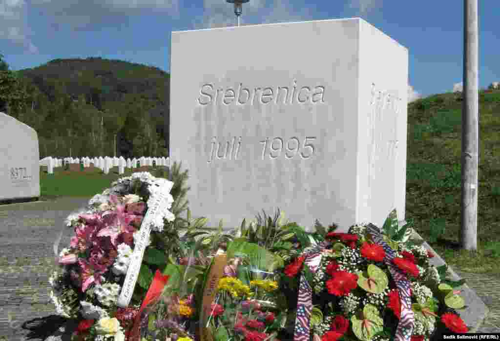 Centralni spomenik, na ulasku u Memorijalni centrar Potočari, podsjećanje na genocid u julu 1995. godine u Srebrenici u kojem je ubijeno više od osam hiljada muškaraca i dječaka.