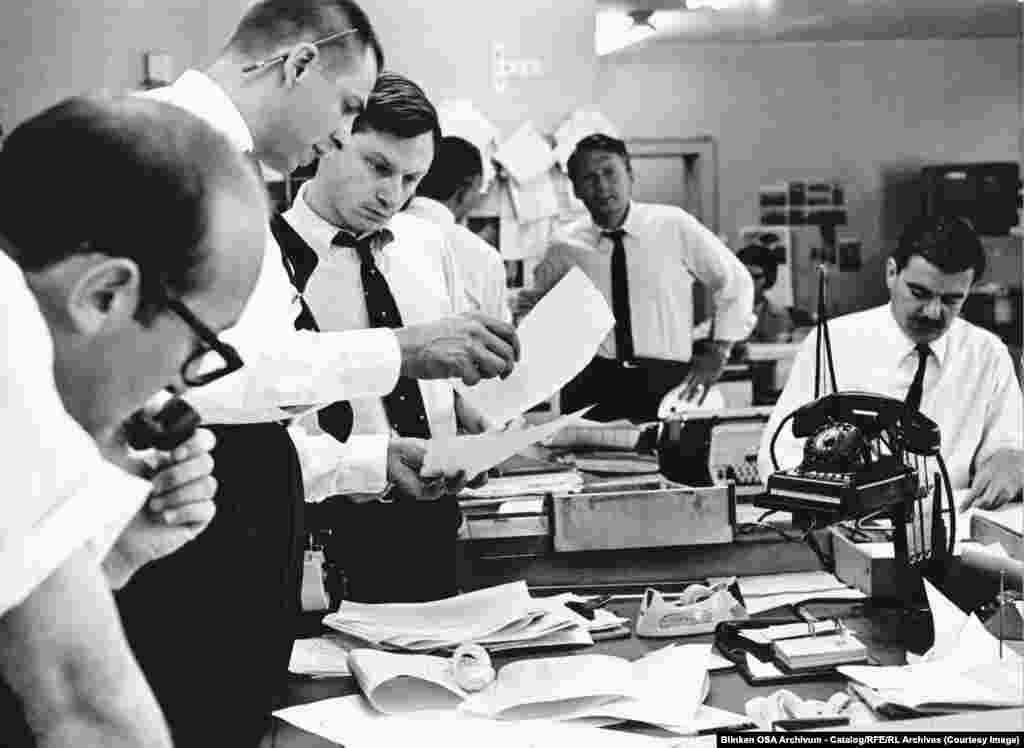 რედაქტორები რადიო თავისუფალი ევროპის რედაქციაში, მიუნხენი, 1967 წელი.1967 წელს გამოაშკარავდა ცენტრალური სადაზვერვო სააგენტოს (CIA) როლი რადიო თავისუფალი ევროპის დაფინანსებაში. მოგვიანებით რადიომ ბიუჯეტის პირდაპირ აშშ-ის კონგრესისგან მიღება დაიწყო. რადიო კომუნისტურ რეჟიმებსა და დასავლურ დემოკრატიებს შორის იდეების ომის სასიცოცხლო ინსტრუმენტად მიიჩნეოდა.