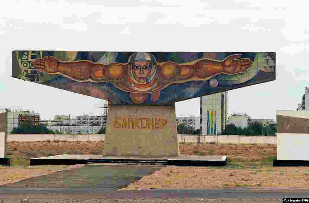 Мозаика в центре Байконура. Россия платит Казахстану за использование космодрома приблизительно 115 миллионов долларов в год. Договор об аренде истекает в 2050 году, судьба его пока неясна, поскольку Россия планирует использовать свой космодром Восточный. 