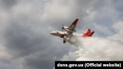 Водночас у Корогодському та Денисовицькому лісництвах ліквідація вогню триває