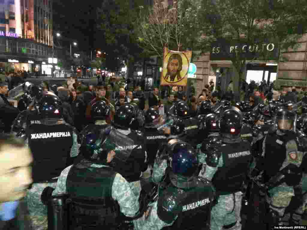 Veče uoči Parade pripadnici desničarskih grupa i ostali koji se protive šetnji protestovali su na ulicama Beograda.